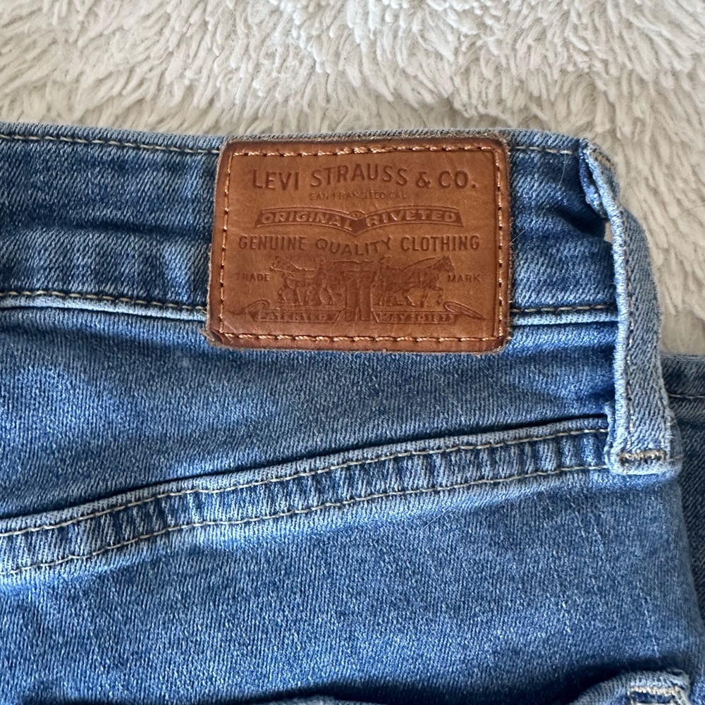 Levi’s High Rise Skinny Jeans - Picture 3 of 6